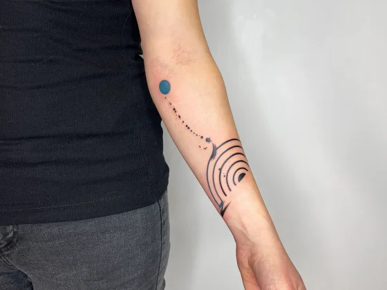 tatuaggio geometrico braccio donna